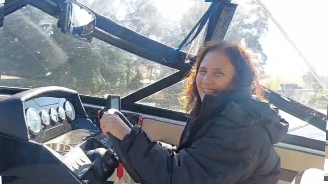Alejandra Ferraro al timón de un barco