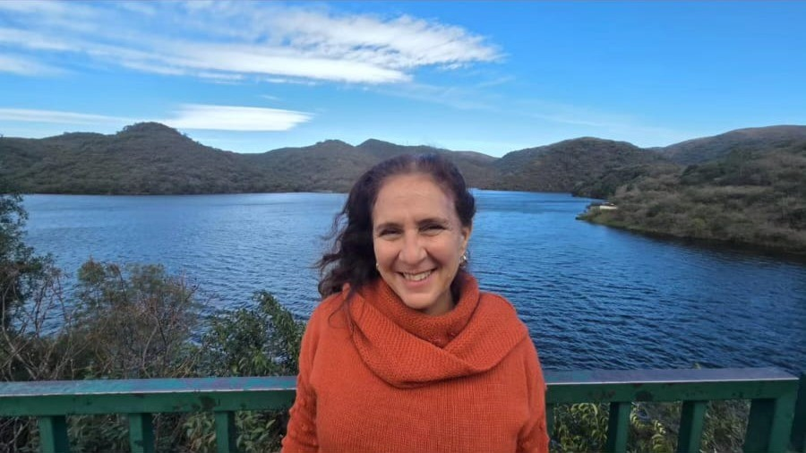 Alejandra Ferraro frente a un lago
